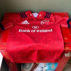 Ireland Munster rugby jersey. Youth large.
